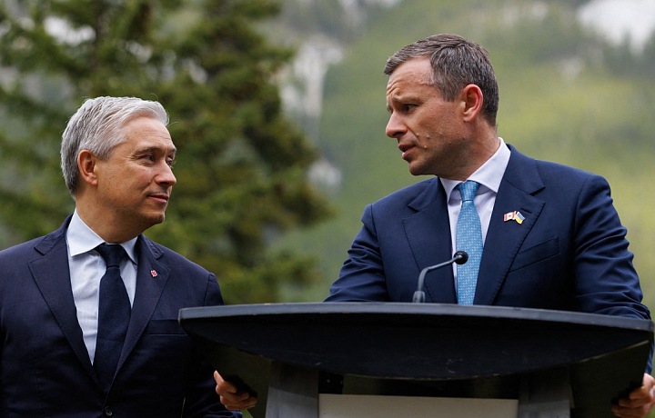 Kanadský minister financií François-Philippe Champagne a jeho ukrajinský protivník Serhij Marčenko na stretnutí ministrov financií G7