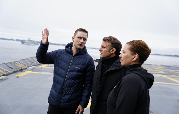 Grónsko navštívil aj Emmanuel Macron (ďalej dánska premiérka Mette Frederiksen a grónsky premiér Jens-Frederik Nielsen)