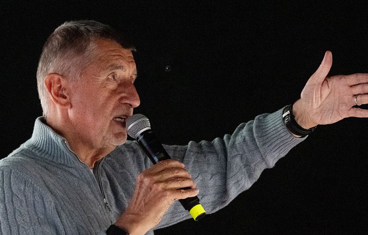 Babiš sa snaží mobilizovať svojich verných