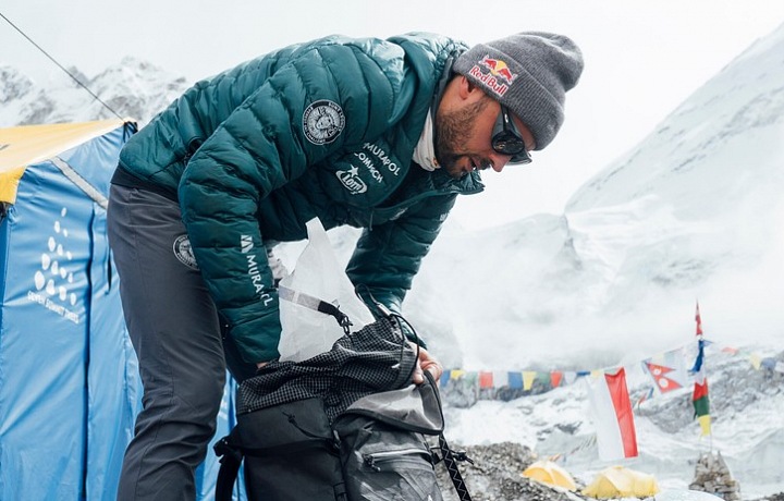 Ľudia sa balia, aby sa zachránili pred zlým počasím