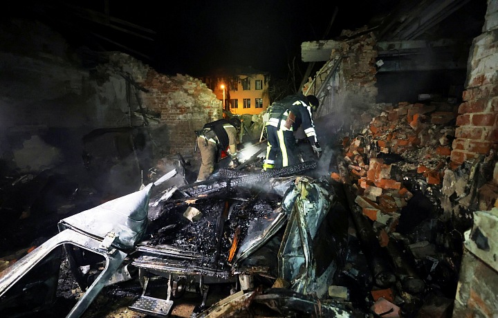 Záchranári v nemocnici v Charkove
