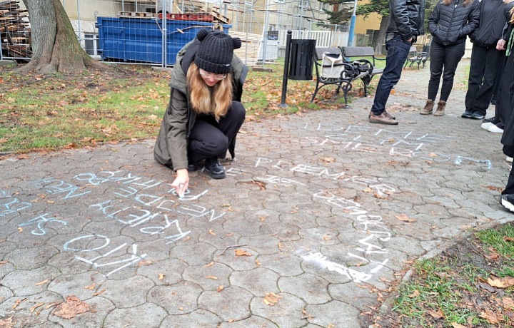 Na chodníkoch píšu odkazy Robertovi Ficovi ako študenti, tak aj ďalší Slováci