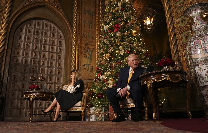 Donald Trump a Melania Trumpová počas vianočných hovorov s deťmi.