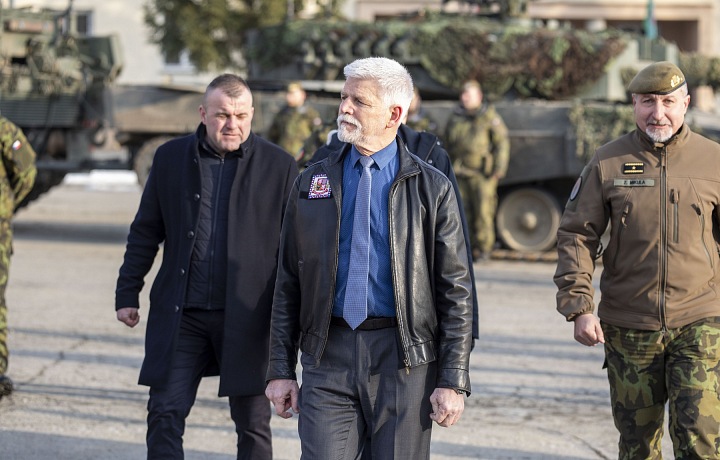 Petr Pavel počas návštevy vojenského útvaru v Přáslavicích.
