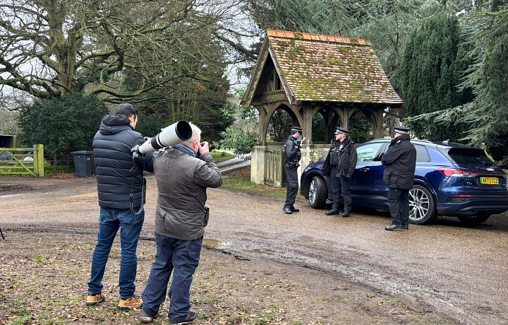 Policie před sídlem bývalého prince Andrewa