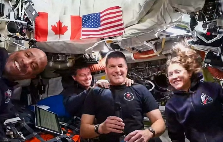 Posádka je středem pozornosti světových médií