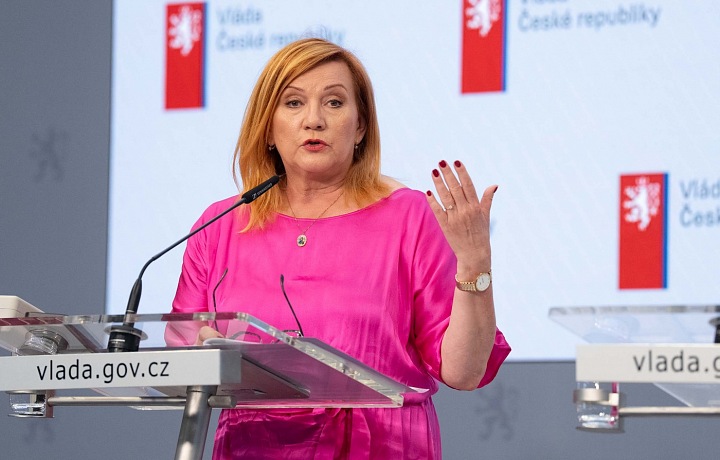 Alena Schillerová sa výrazných farieb nebojí