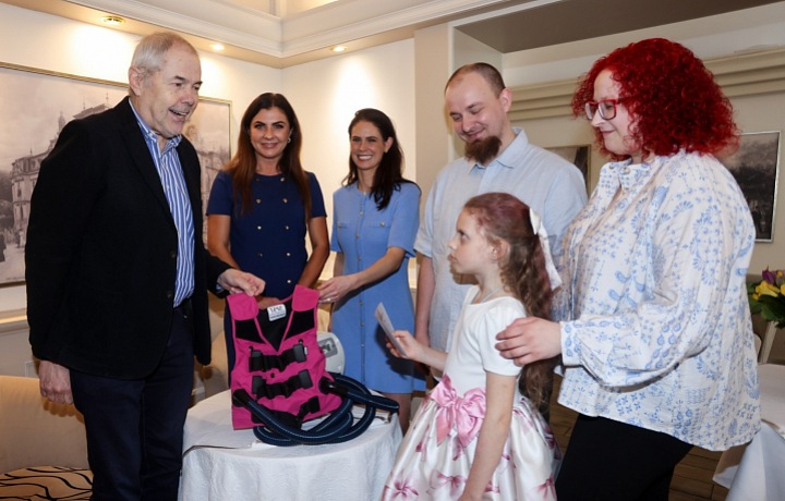 Zakladateľka nadácie Náš pľúca Elena Jakubovič predala Aničke spolu s Markom Ebenom dýchací vestu