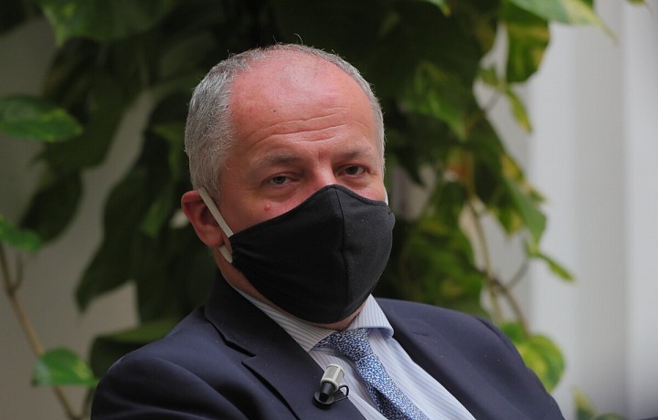 Roman Prymula v černé roušce a obleku