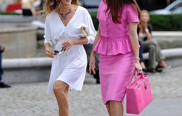 Sarah Jessica Parker v bílých šatech a Kristin Davis v růžových šatech