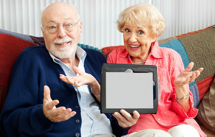 Senioři s tabletem. 