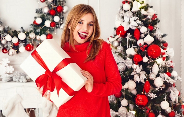 Slečna s dárkem u stromečku. 