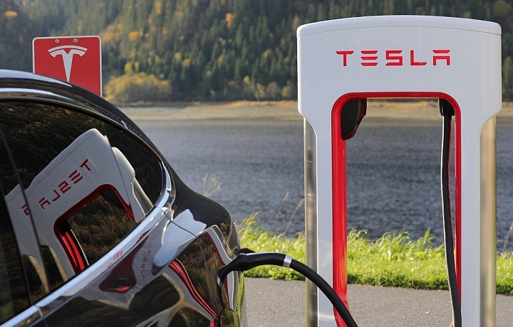 Tesla čelí novým problémom