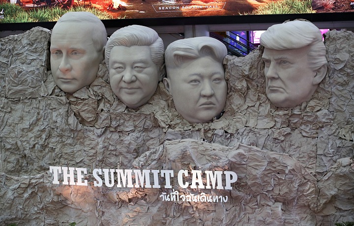 Ruský prezident Vladimir Putin, severokórejský diktátor Kim Čong-un, čínsky prezident Si Ťin-pching a americký prezident Donald Trump na parodickom soche.