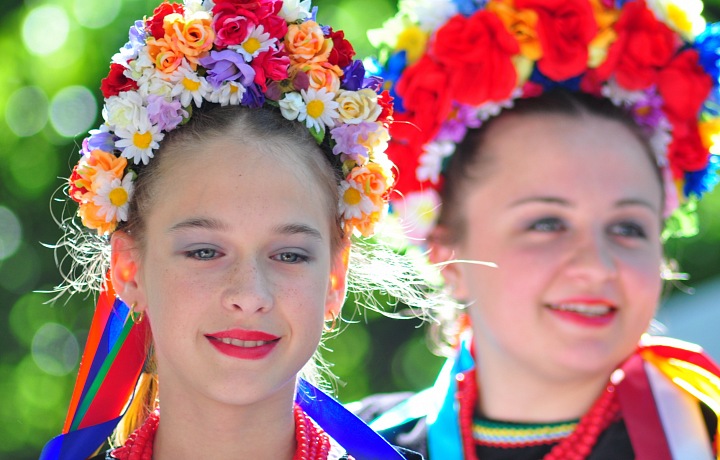 Ukrajinská nevesta nosí krásny vencienok
