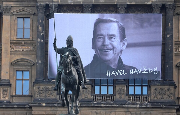 Obraz prezidenta Václava Havla so slovami "Havel navždy" umiestnený na budove Národného múzea na Václavskom námestí v Prahe