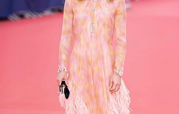 Vanessa Paradis v šatech s peřím na Benátském festivalu