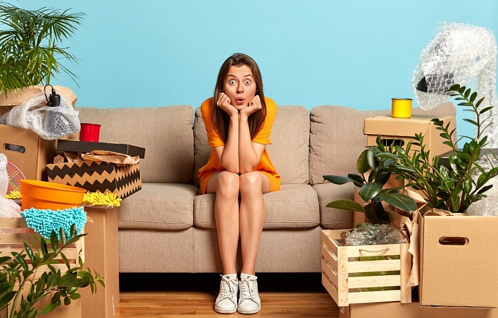 Mladá dívka se právě nastěhovala do svého nového bytu