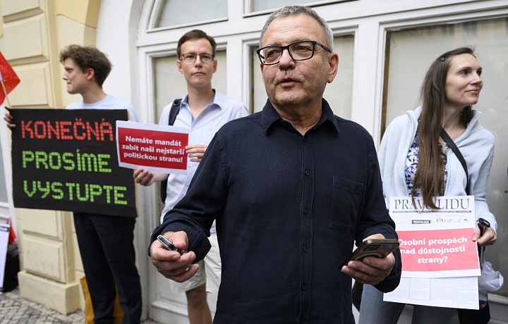 Lubomír Zaorálek na demonštrácii proti vstupu SocDem do projektu Stačilo.