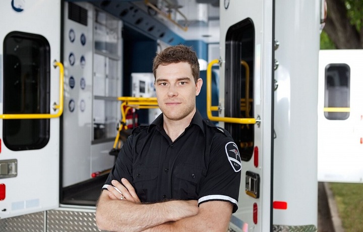 Zdravotník před sanitkou.