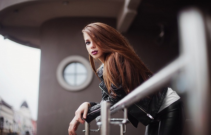 Žena z balkónu pozoruje město