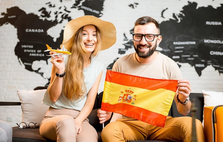 Žena a muž na gauči