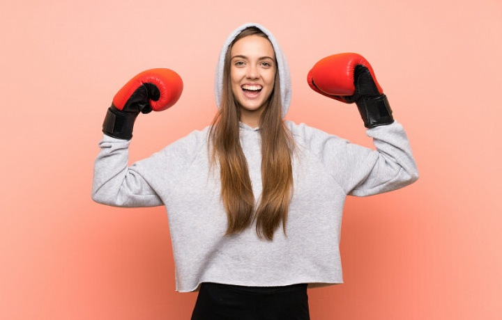 Usmívající se žena při boxu