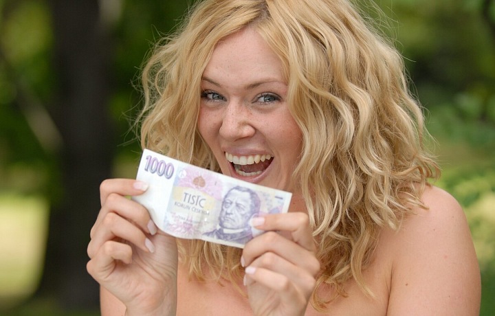 Žena držící bankovku