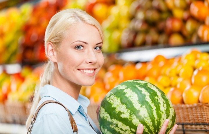 Žena nakupuje ovoce