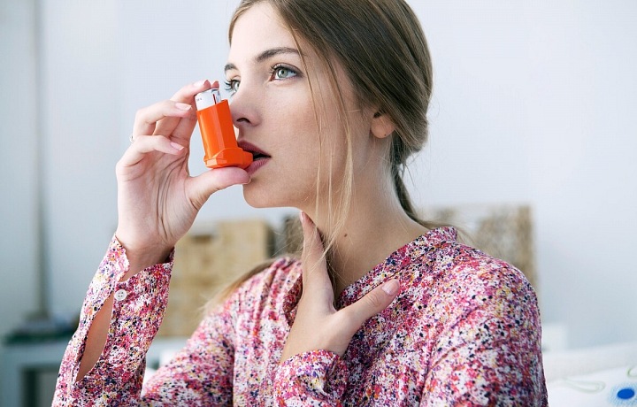 Žena s inhalačním přístrojem