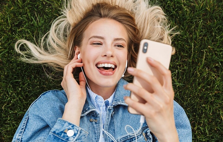 Žena s chytrým telefonem iPhoneX