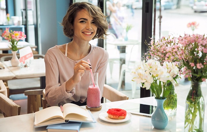 Žena u stolu se smoothie