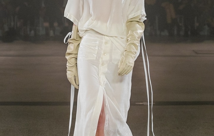 Žena v bílém outfitu a rukavicích Zoltána Tótha 