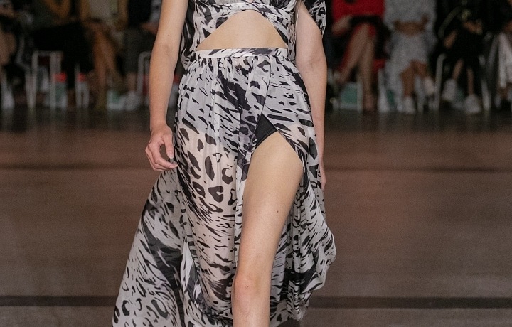 Žena v černobílém modelu Michaela Kováčika