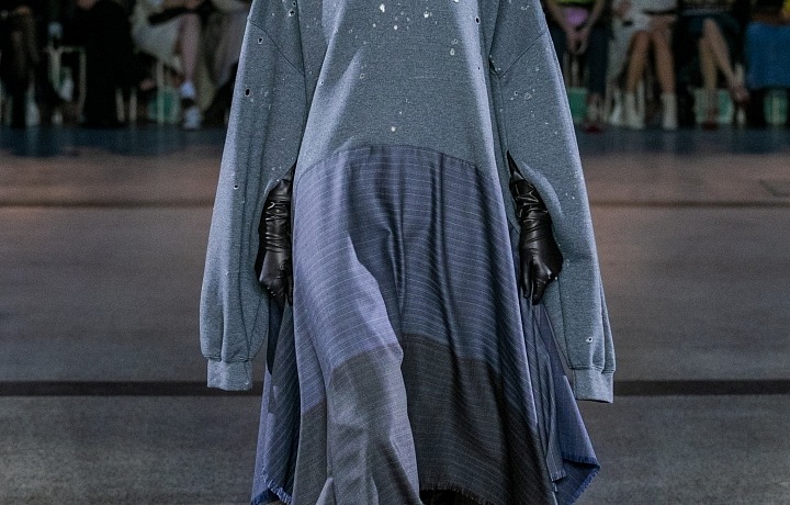 Žena v šedém kombinovaném outfitu od Jakuba Polanky 