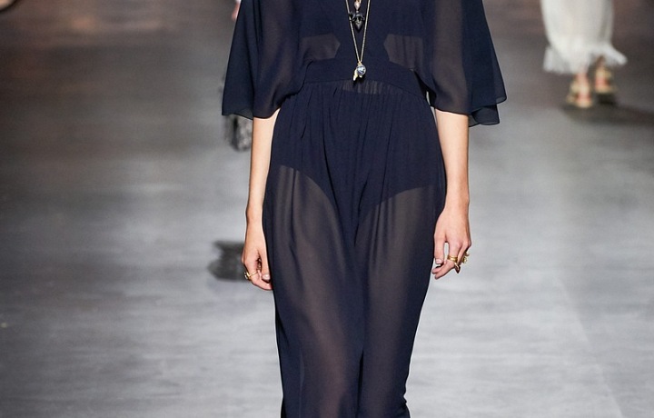 Žena v modrých šatech Dior SS2021