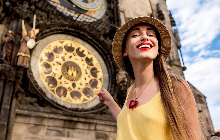 Žena ve žlutém tílku před staroměstským orlojem