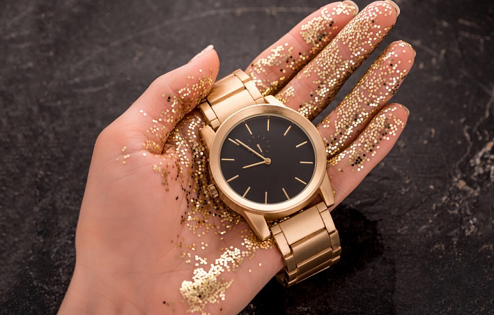 Zlaté hodinky na ruce