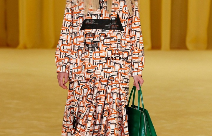 Žena v barevném modelu Prada SS2021