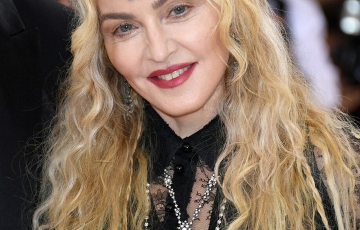 Zpěvačka Madonna s ozdobou na čele